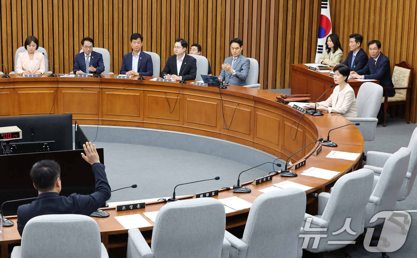 (서울=뉴스1) 신웅수 기자 = 29일 서울 여의도 국회에서 열린 국무총리(한성숙)임명동의에관한인사청문특별위원회 전체회의에서 국민의힘 의원들의 자리가 비어 있다. 2026.6.29 …