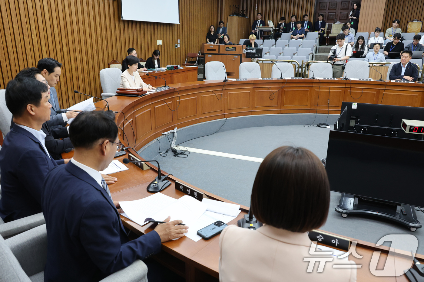 (서울=뉴스1) 신웅수 기자 = 29일 서울 여의도 국회에서 열린 국무총리(한성숙)임명동의에관한인사청문특별위원회 전체회의에서 국민의힘 의원들의 자리가 비어 있다. 2026.6.29 …