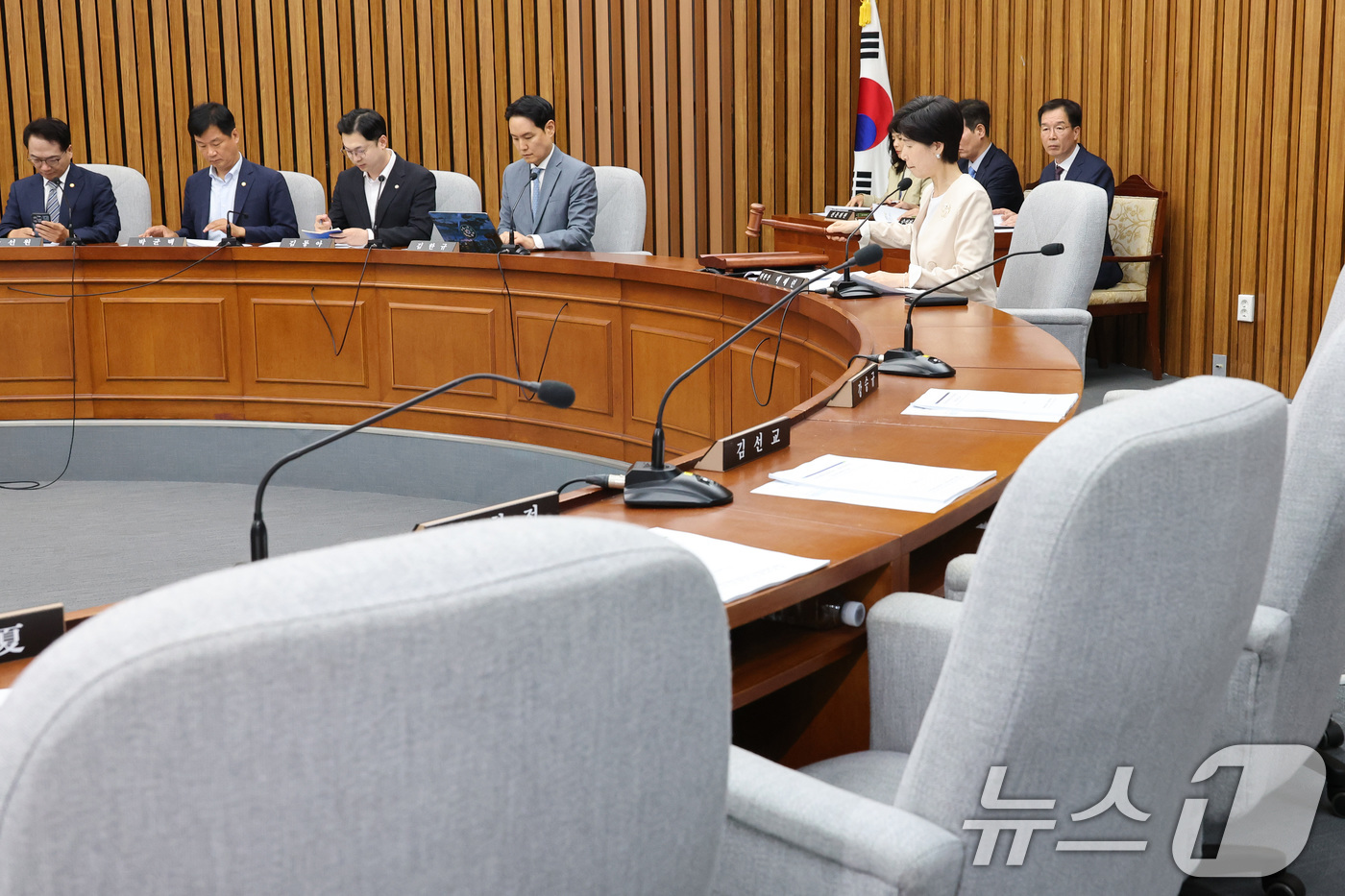 (서울=뉴스1) 신웅수 기자 = 29일 서울 여의도 국회에서 열린 국무총리(한성숙)임명동의에관한인사청문특별위원회 전체회의에서 국민의힘 의원들의 자리가 비어 있다. 2026.6.29 …