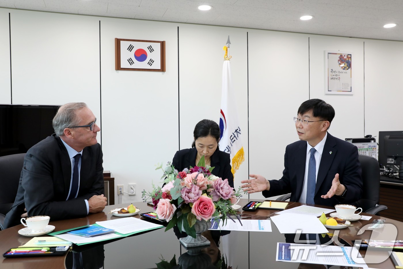 (서울=뉴스1) = 안형준 국가데이터처장(오른쪽)이 29일 서울 강남구 나라셈도서관 집무실에서 버트 크로즈 국제통화기금(IMF) 통계국장과 데이터 거버넌스, 빅데이터 및 AI 등의 …