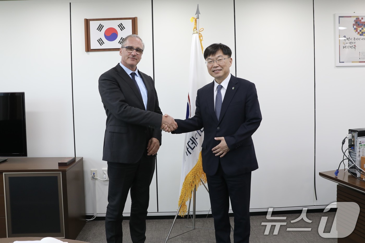 (서울=뉴스1) = 안형준 국가데이터처장(오른쪽)이 29일 서울 강남구 나라셈도서관 집무실에서 버트 크로즈 국제통화기금(IMF) 통계국장과 면담 후 기념촬영을 하고 있다.  (국가 …