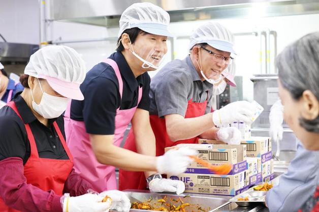 조현일 경산시장 노인복지관서 배식봉사…"어른신 행복한 도시 만들것"