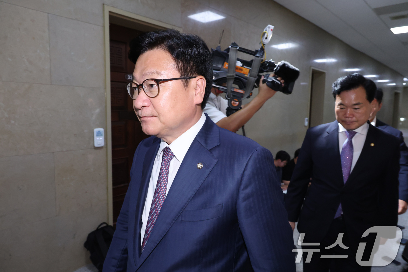 (서울=뉴스1) 신웅수 기자 = 정점식 국민의힘 원내대표와 김승수 원내운영수석부대표가 29일 서울 여의도 국회에서 열린 여야 원내대표 회동을 마친 후 운영위원장실을 나서고 있다. …