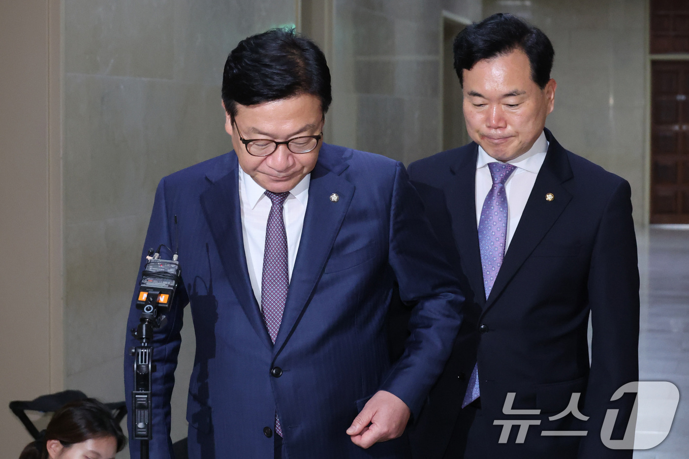 (서울=뉴스1) 신웅수 기자 = 정점식 국민의힘 원내대표와 김승수 원내운영수석부대표가 29일 서울 여의도 국회에서 열린 여야 원내대표 회동을 마친 후 운영위원장실을 나서고 있다. …