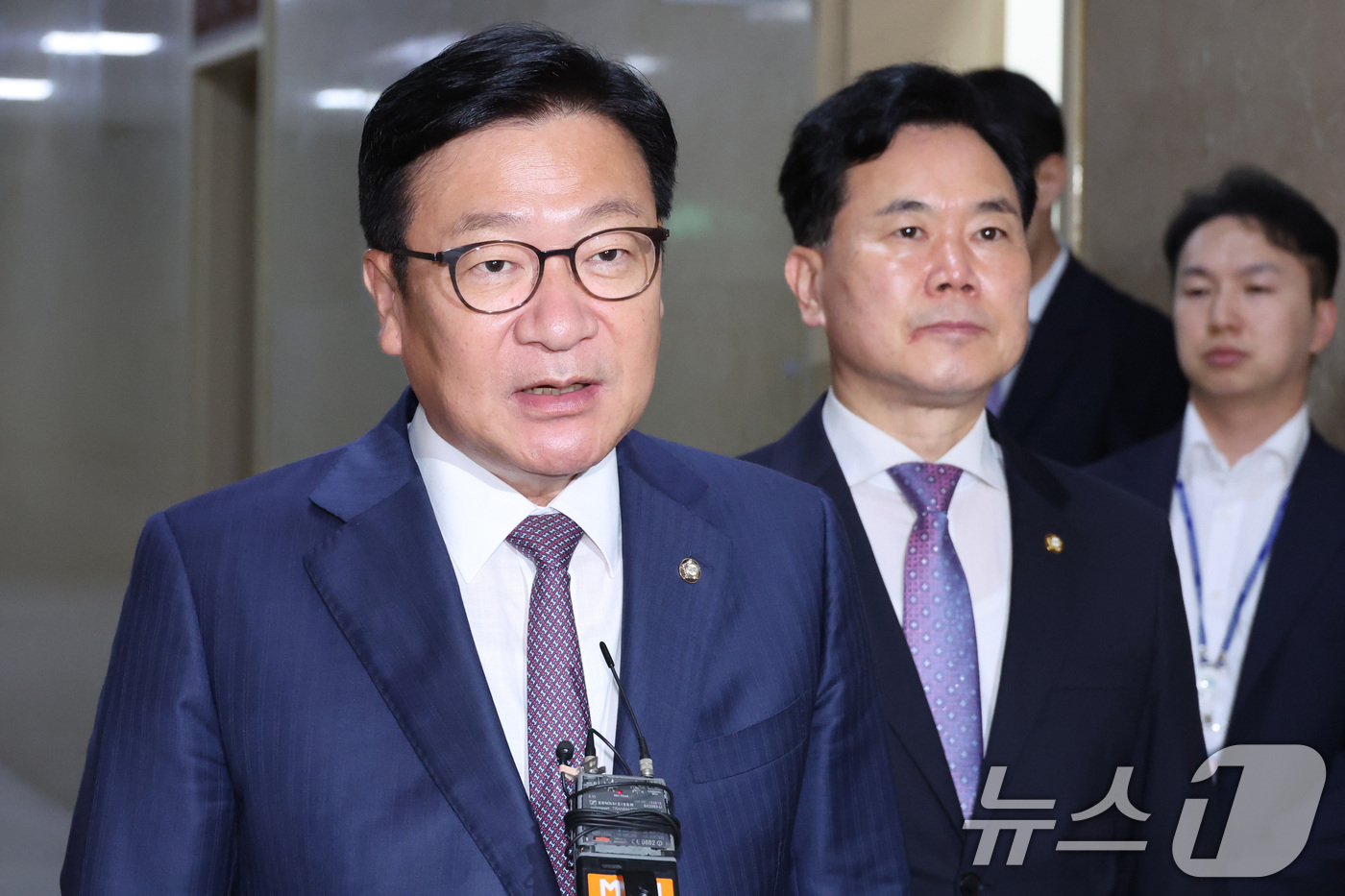 (서울=뉴스1) 신웅수 기자 = 정점식 국민의힘 원내대표와 김승수 원내운영수석부대표가 29일 서울 여의도 국회에서 열린 여야 원내대표 회동을 마친 후 운영위원장실을 나서고 있다. …