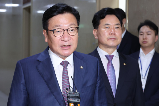 답변하는 정점식 원내대표