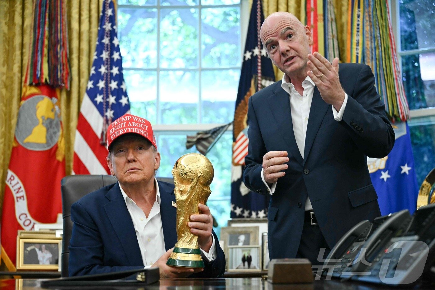 본문 이미지 - 도널드 트럼프 미국 대통령(왼쪽)과 잔니 인판티노 FIFA 회장. ⓒ AFP=뉴스1