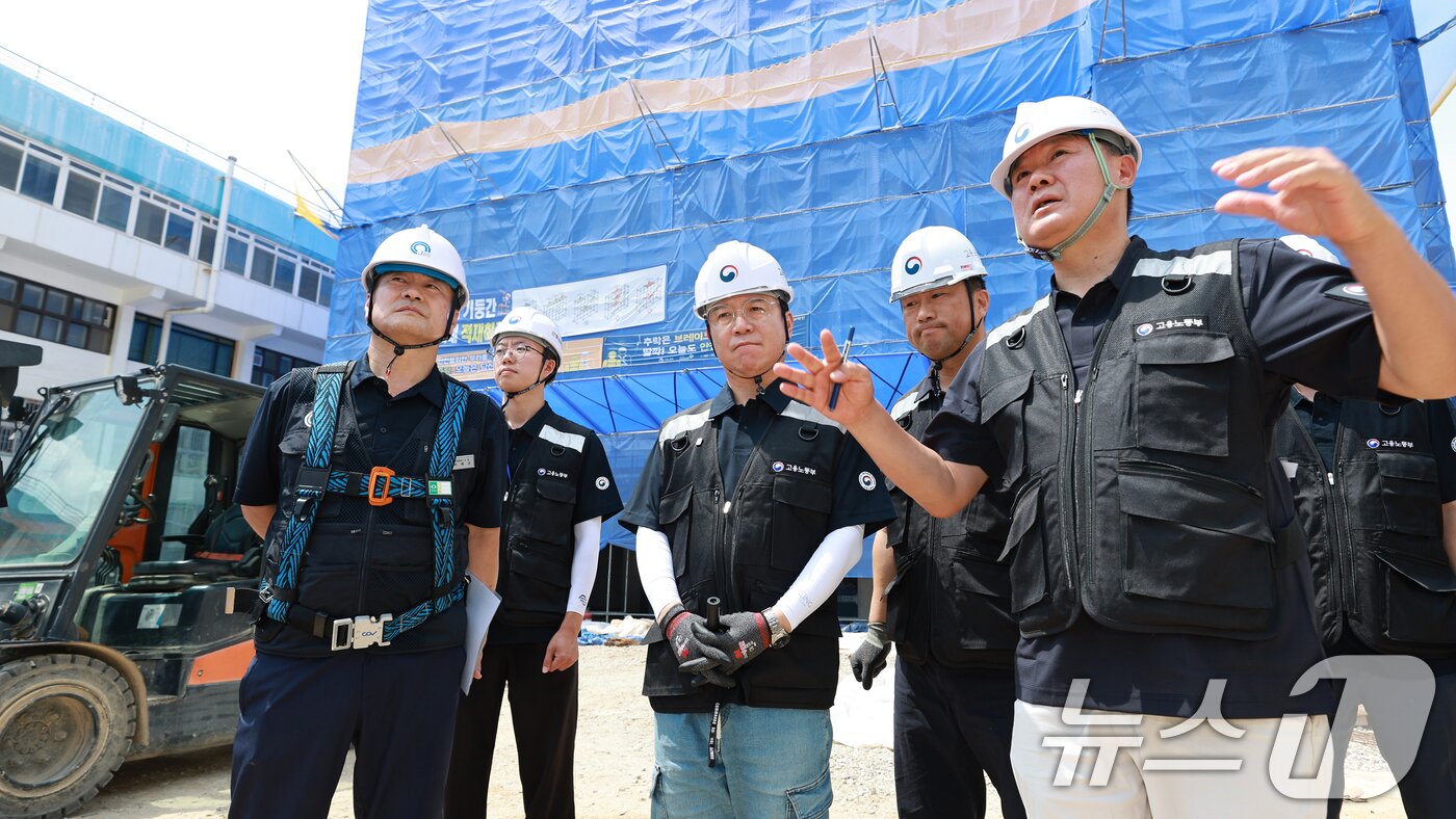 본문 이미지 - 김영훈 고용노동부 장관이 29일 오후 대전의 한 대학교 기숙사 신축공사 현장을 불시 방문해 건설현장 노동자의 온열질환 및 추락사고 예방조치 이행 여부를 점검하고 있다. (고용부 제공. 재판매 및 DB 금지) 2026.6.29 ⓒ 뉴스1