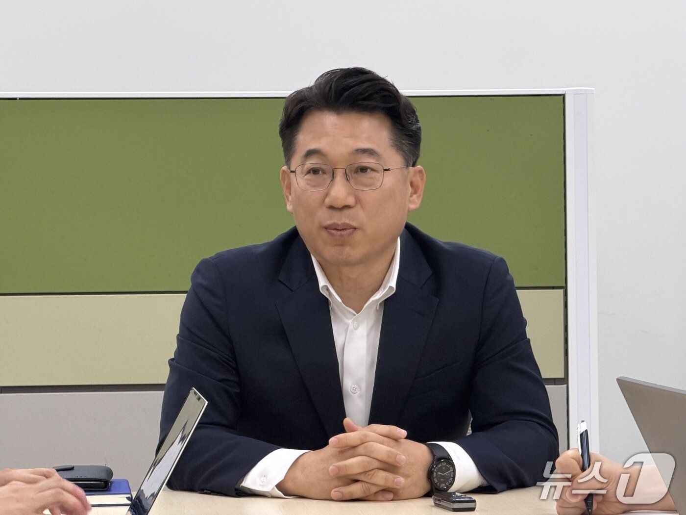 본문 이미지 - 허창원 충북지사 인수위 대변인이 29일 도청 기자실을 찾아 취재진 질문에 답하고 있다. 2026.6.29/뉴스1