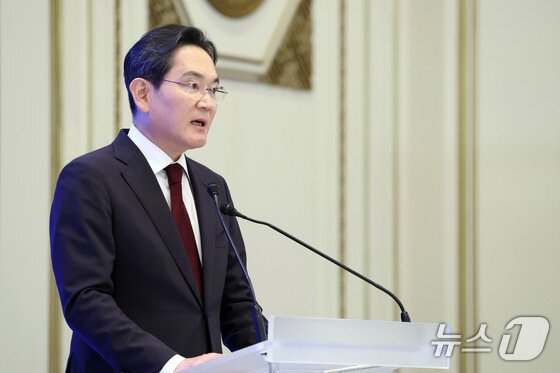 본문 이미지 - 이재용 삼성전자 회장이 29일 청와대 영빈관에서 열린 대한민국 대도약 3대 메가프로젝트 국민보고회에서 투자계획를 발표하고 있다. 2026.6.29/뉴스1 이재명 기자