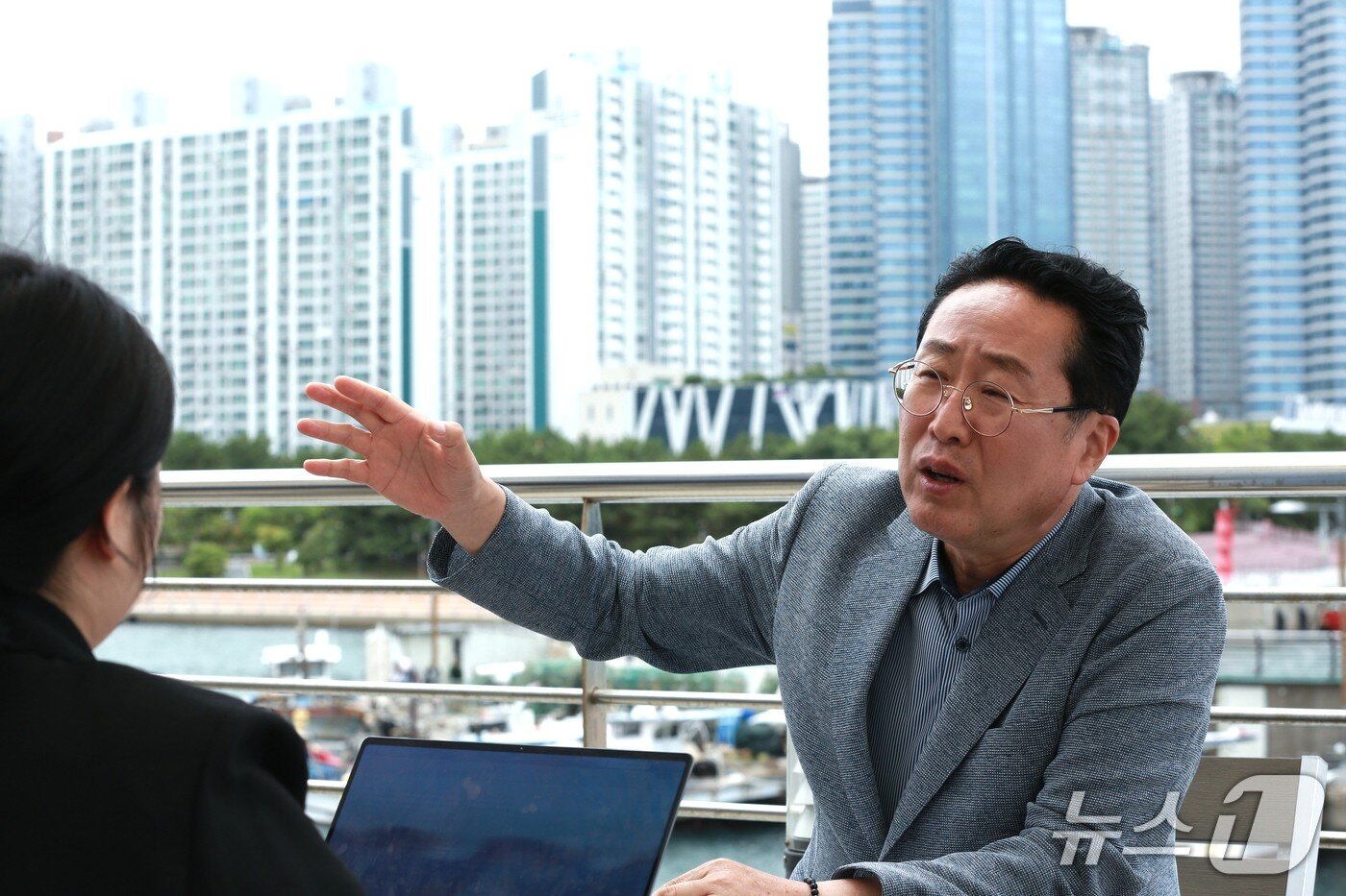 본문 이미지 - 박재범 남구청장 당선인이 지난 26일 남구 용호별빛공원 인근 카페에서 뉴스1과 인터뷰를 하고 있다. 2026.6.26 ⓒ 뉴스1 임순택 기자