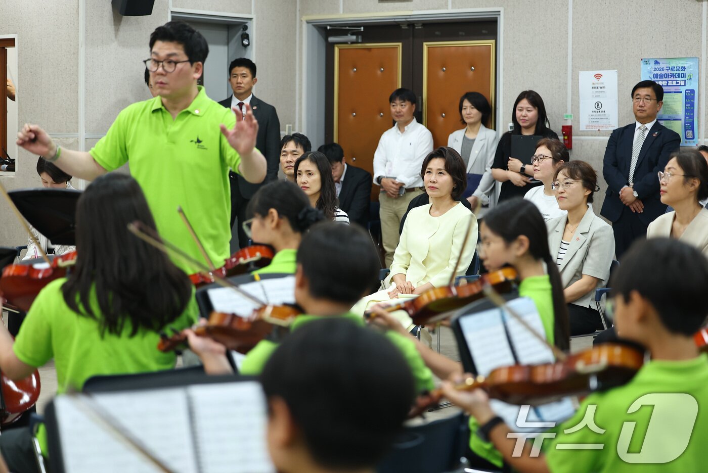 본문 이미지 - 김혜경 여사가 29일 서울 구로구 아트밸리를 찾아 꿈의 오케스트라 단원들의 합주 연습을 참관하고 있다. (청와대통신사진기자단) 2026.6.29 ⓒ 뉴스1 이재명 기자