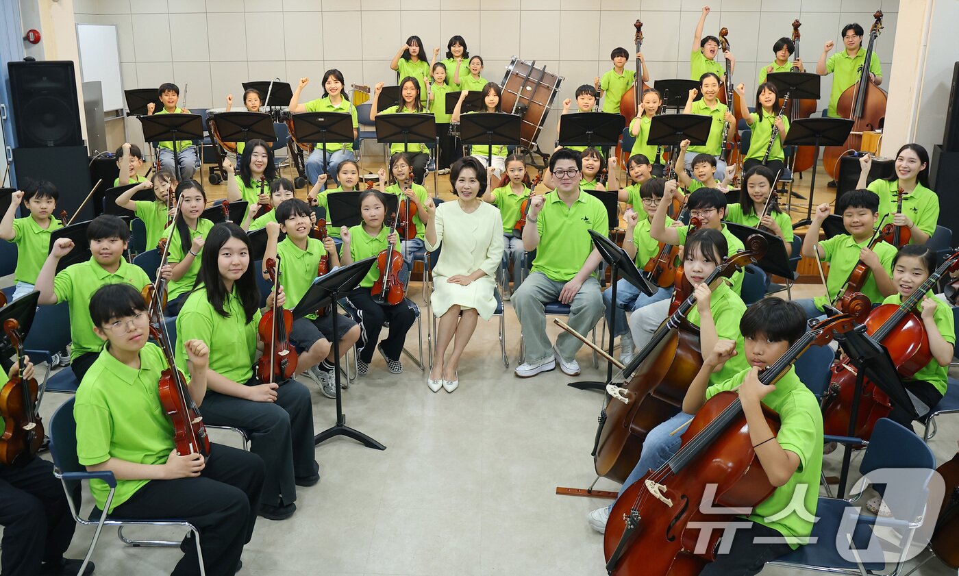 본문 이미지 - 김혜경 여사가 29일 서울 구로구 아트밸리를 찾아 꿈의 오케스트라 단원들과 기념촬영을 하고 있다. (청와대통신사진기자단) 2026.6.29 ⓒ 뉴스1 이재명 기자