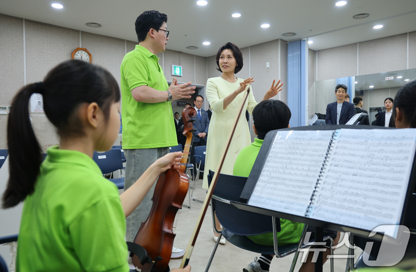 (서울=뉴스1) 이재명 기자 = 김혜경 여사가 29일 서울 구로구 아트밸리를 찾아 김지훈 꿈의 오케스트라 음악감독과 대화를 하고 있다. (청와대통신사진기자단) 2026.6.29/뉴 …