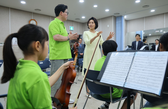꿈의 오케스트라 음악감독과 대화하는 김혜경 여사