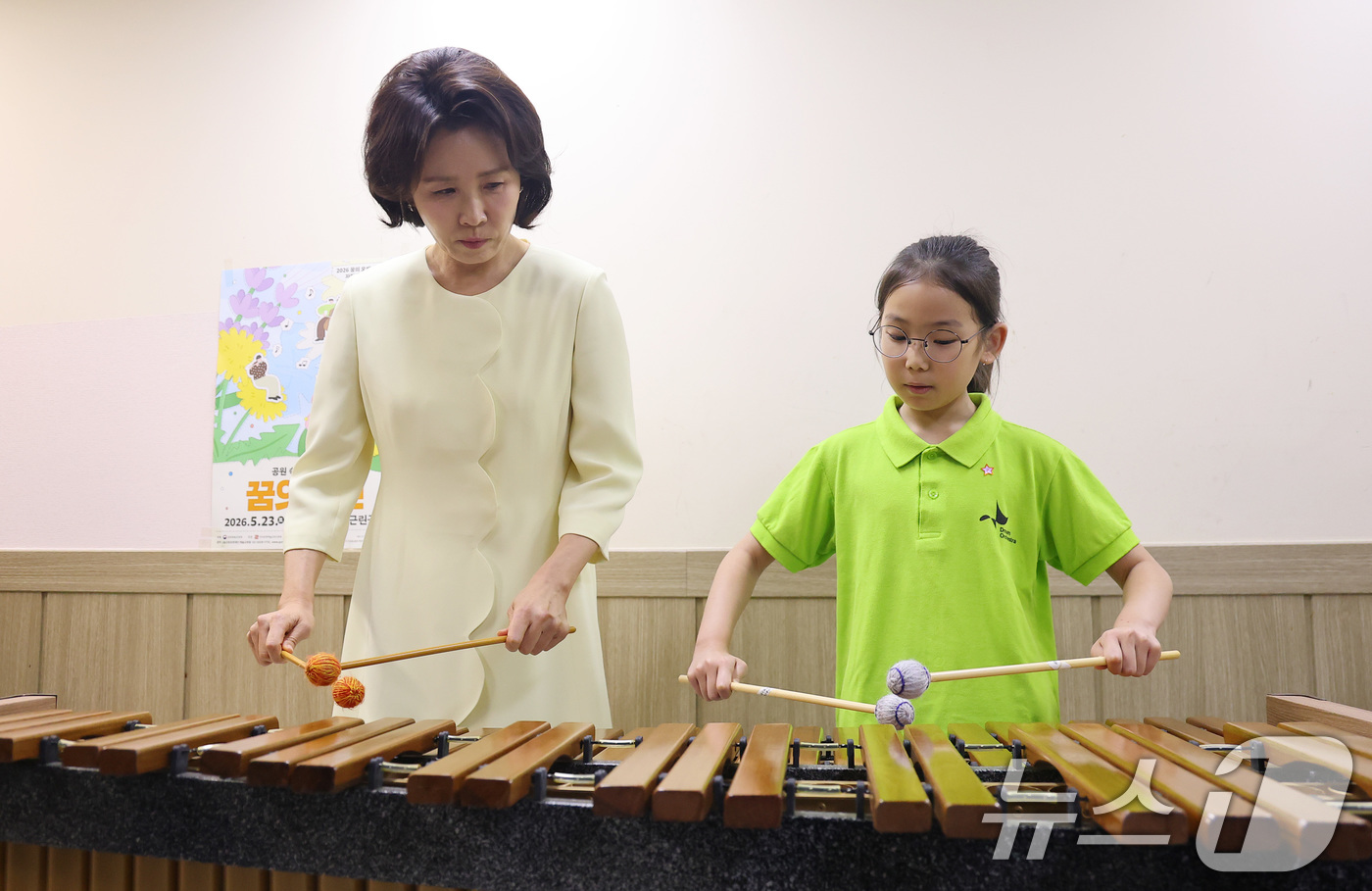 (서울=뉴스1) 이재명 기자 = 김혜경 여사가 29일 서울 구로구 아트밸리를 찾아 마림바 악기를 연주하고 있다. (청와대통신사진기자단) 2026.6.29/뉴스1