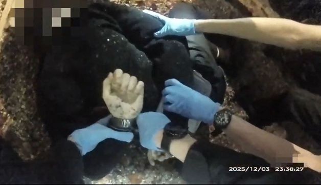 죽어가는 학생에 수갑 채운 英 경찰…정치권 '역차별' 공방
