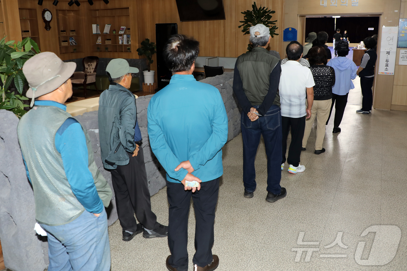 (제주=뉴스1) 오미란 기자 = 제9회 전국동시지방선거일인 3일 오전 제주특별자치도의회 의원회관 1층 대회의실에 마련된 제주시 연동 제1투표소에 유권자들의 발길이 이어지고 있다. …