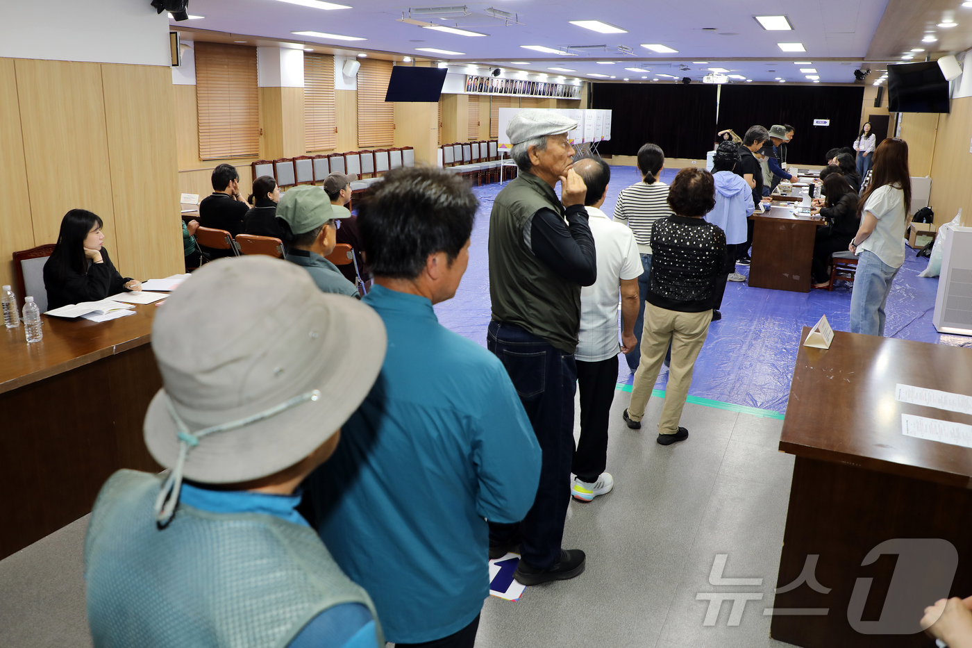 (제주=뉴스1) 오미란 기자 = 제9회 전국동시지방선거일인 3일 오전 제주특별자치도의회 의원회관 1층 대회의실에 마련된 제주시 연동 제1투표소에 유권자들의 발길이 이어지고 있다. …