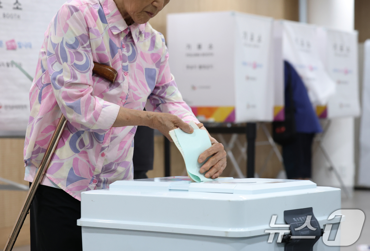 (서울=뉴스1) 오대일 기자 = 제9회 전국동시지방선거 및 국회의원 재·보궐 선거 시작된 3일 오전 서울 동작구 상도4동주민센터에 마련된 투표소에서 유권자들이 소중한 한 표를 행사 …