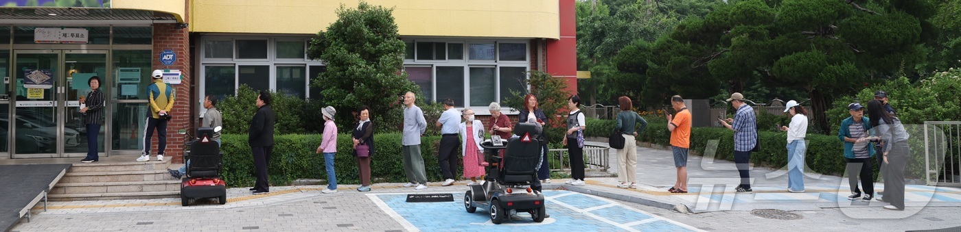 (전주=뉴스1) 유경석 기자 = 제9회 전국동시지방선거 투표일인 3일 전북 전주시 남중학교에 마련된 평화1동 제2투표소를 찾은 유권자들이 투표를 하기 위해 줄지어 서 있다. 202 …