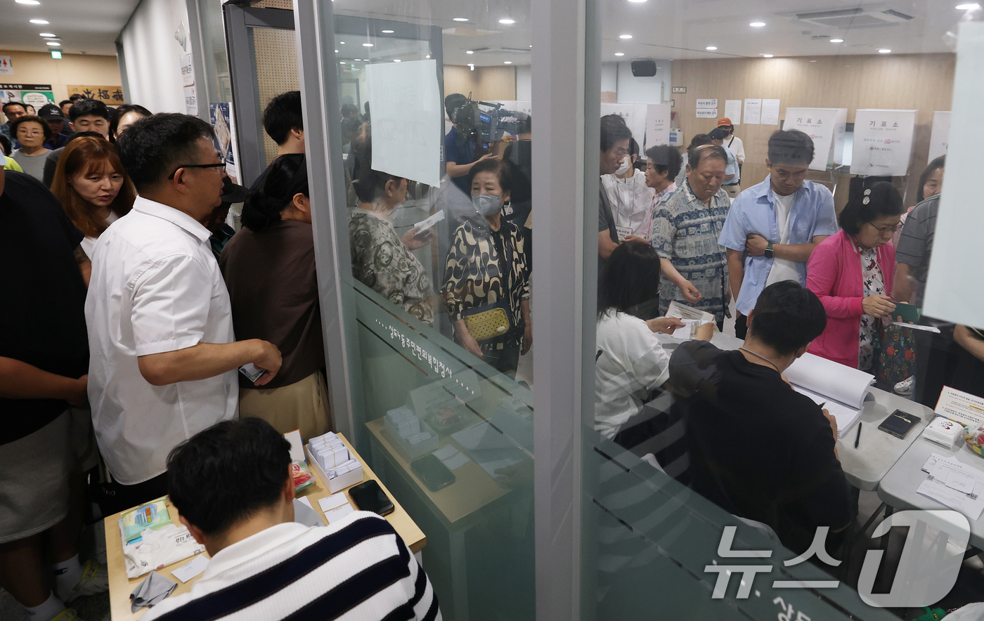 (서울=뉴스1) 오대일 기자 = 제9회 전국동시지방선거 및 국회의원 재·보궐 선거 시작된 3일 오전 서울 동작구 상도4동주민센터에 마련된 투표소에서 유권자들이 한 표를 행사하기 위 …