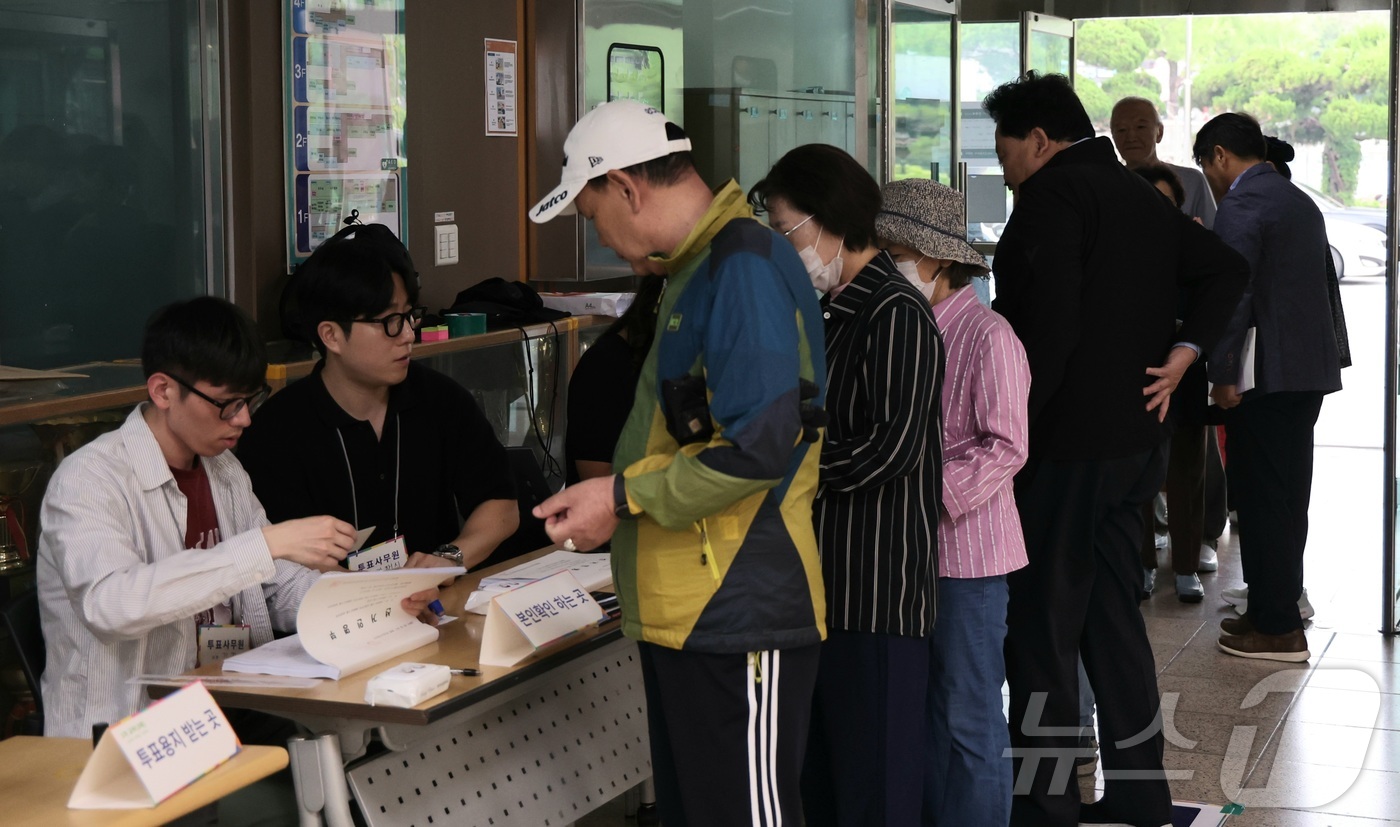 (전주=뉴스1) 유경석 기자 = 제9회 전국동시지방선거 투표일인 3일 전북 전주시 남중학교에 마련된 평화1동 제2투표소를 찾은 유권자들이 투표를 하고 있다. 2026.6.3/뉴스1 …