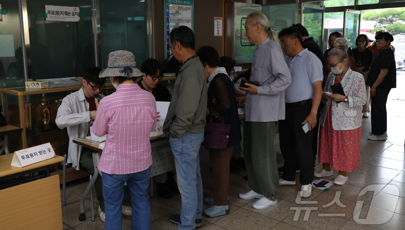 (전주=뉴스1) 유경석 기자 = 제9회 전국동시지방선거 투표일인 3일 전북 전주시 남중학교에 마련된 평화1동 제2투표소를 찾은 유권자들이 투표를 하고 있다. 2026.6.3/뉴스1 …