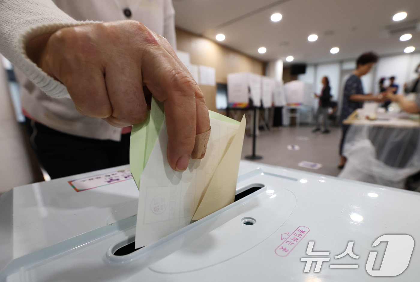 (서울=뉴스1) 오대일 기자 = 제9회 전국동시지방선거 및 국회의원 재·보궐 선거 시작된 3일 오전 서울 동작구 상도4동주민센터에 마련된 투표소에서 유권자들이 소중한 한 표를 행사 …