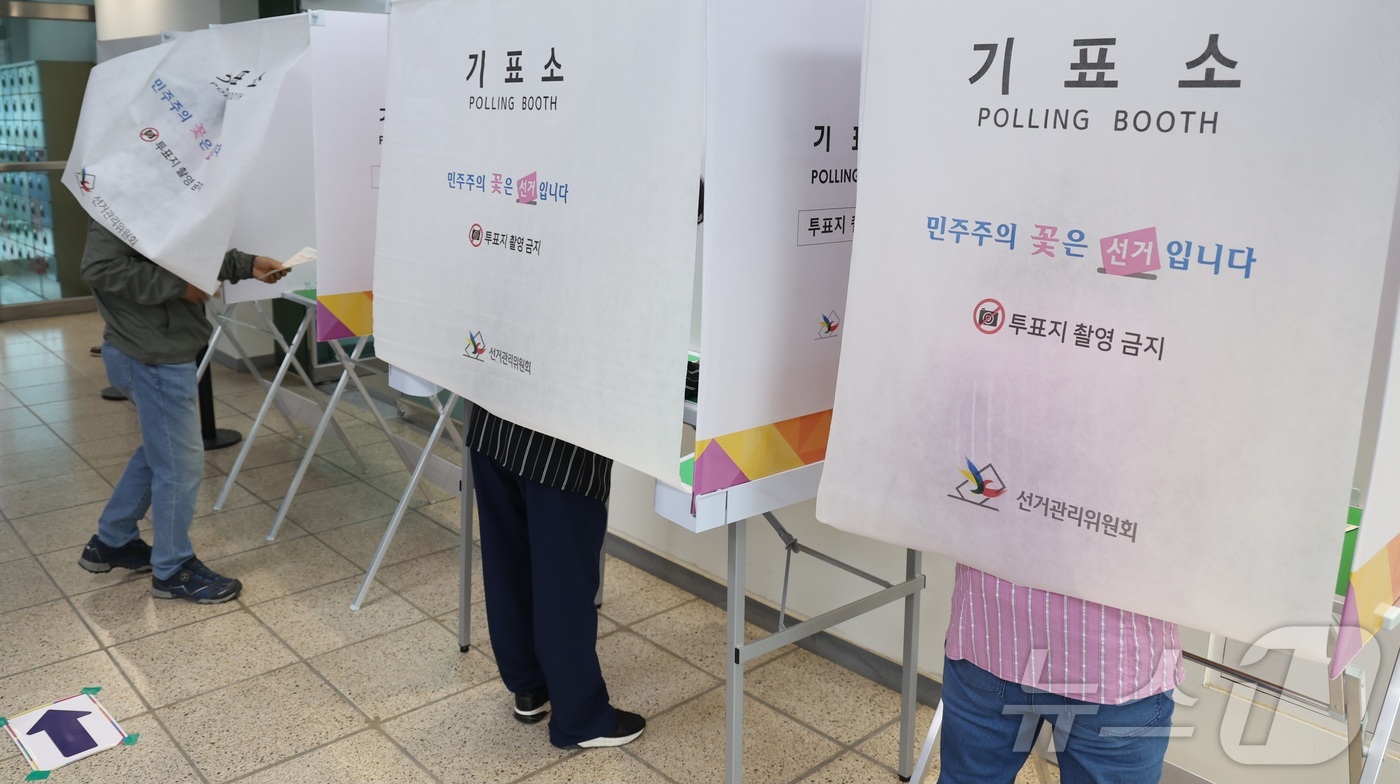 (전주=뉴스1) 유경석 기자 = 제9회 전국동시지방선거 투표일인 3일 전북 전주시 남중학교에 마련된 평화1동 제2투표소를 찾은 한 유권자가 기표소로 향하고 있다. 2026.6.3/ …