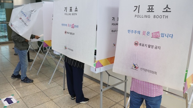기표소 들어서는 유권자