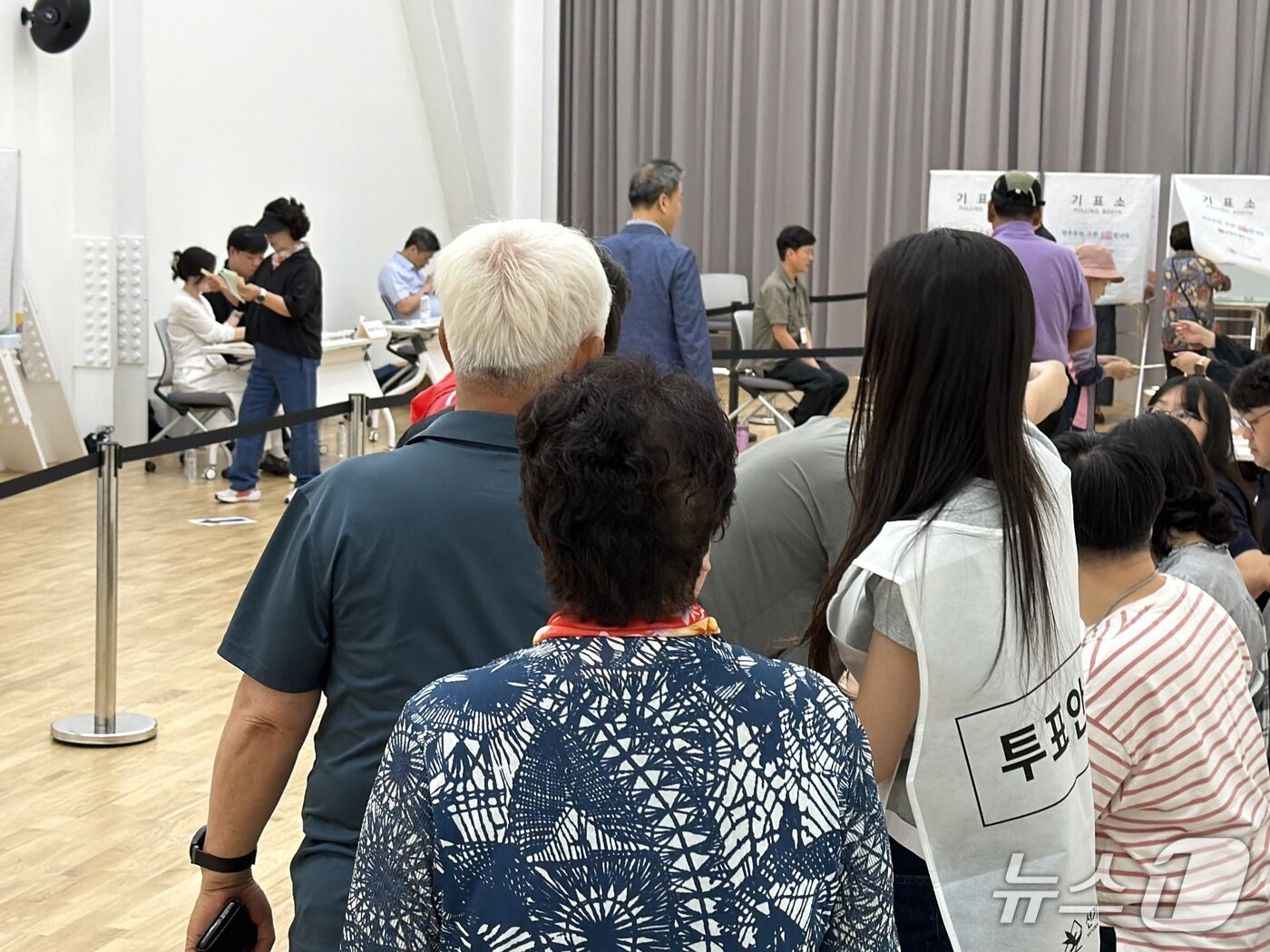 본문 이미지 -  3일 오전 강원 춘천 퇴계동행정복지센터에 마련된 투표소에서 시민들이 선거사무원 안내에 따라 차례대로 입장해 투표를 위해 신분 확인을 하고 있다.2026.6.3 한귀섭 기자