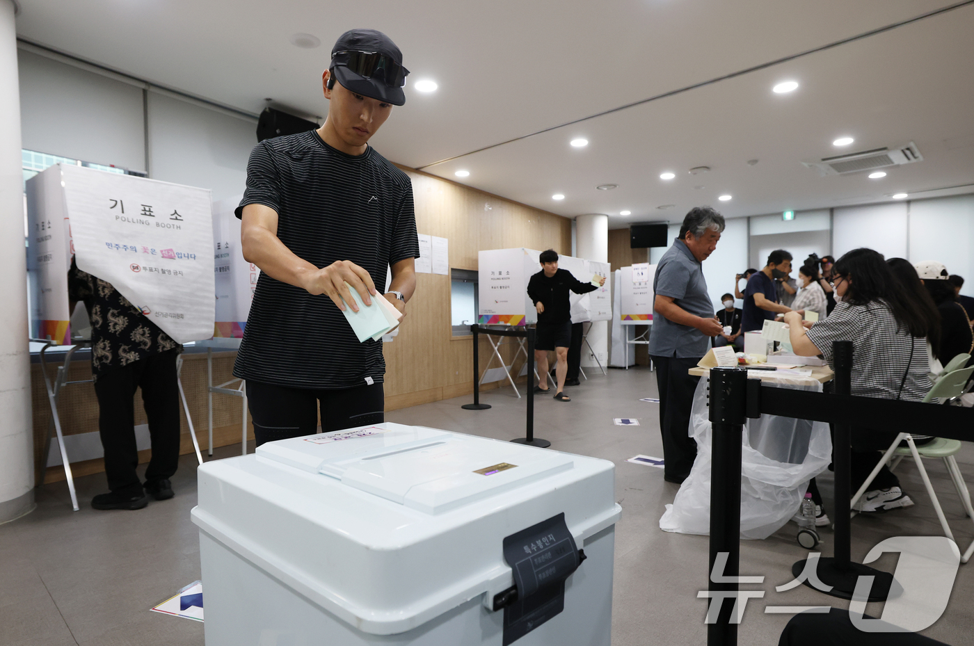 (서울=뉴스1) 오대일 기자 = 제9회 전국동시지방선거 및 국회의원 재·보궐 선거가 시작된 3일 오전 서울 동작구 상도4동주민센터에 마련된 투표소에서 유권자들이 소중한 한 표를 행 …