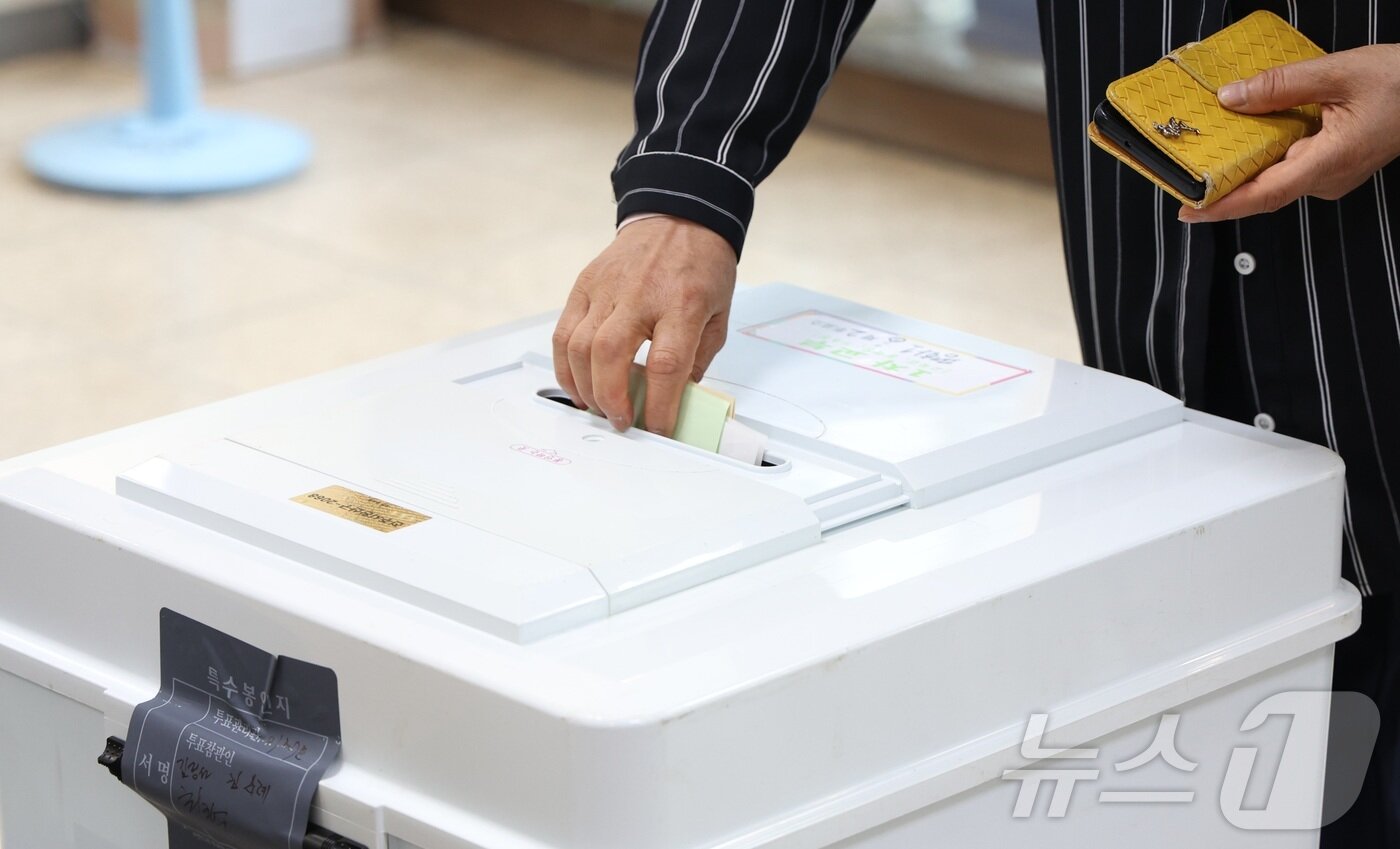 본문 이미지 - 제9회 전국동시지방선거 투표일인 3일 전북 전주시 남중학교에 마련된 평화1동 제2투표소를 찾은 한 유권자가 투표를 하고 있다. 2026.6.3 ⓒ 뉴스1 유경석 기자