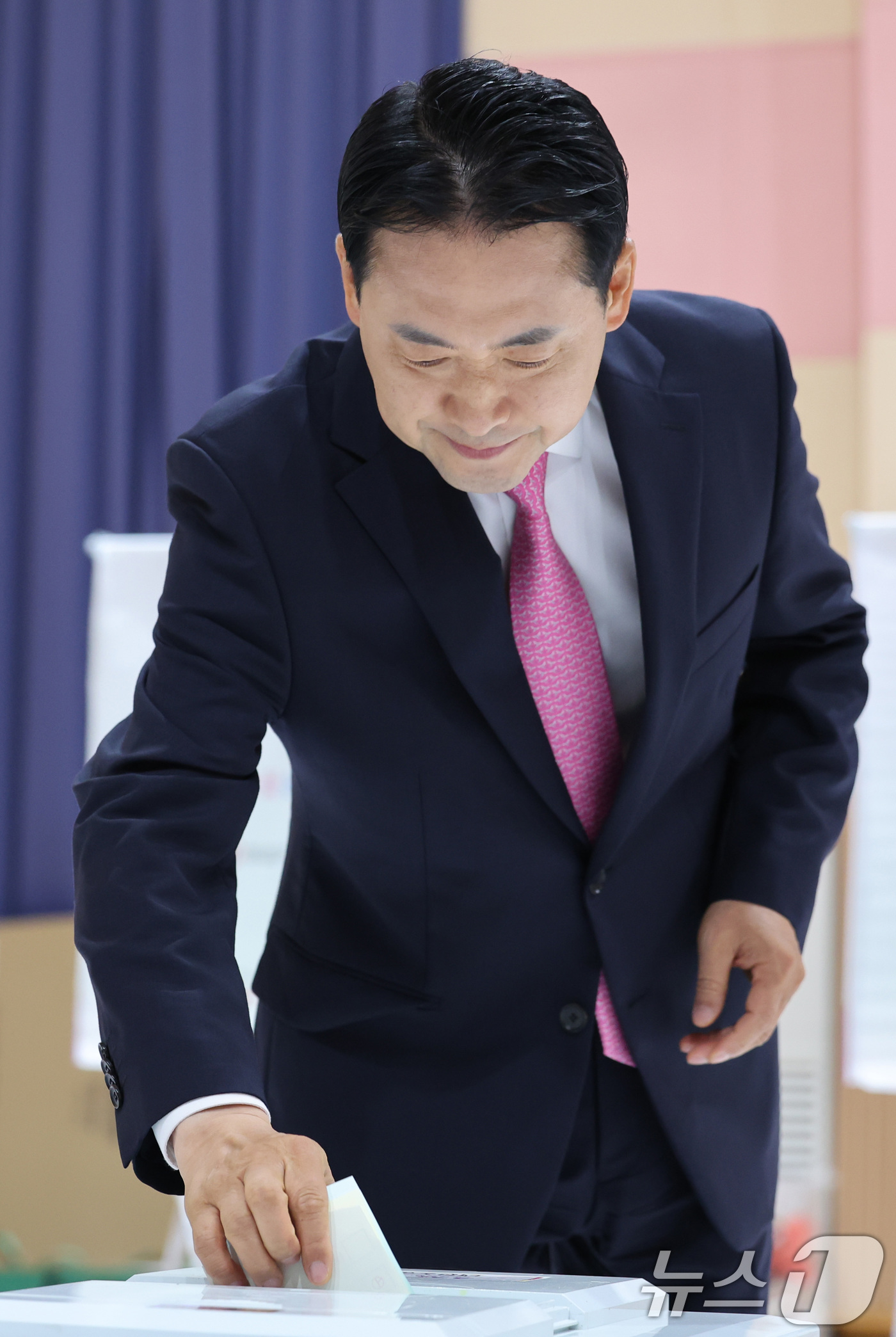 (보령=뉴스1) 신웅수 기자 = 장동혁 국민의힘 대표가 3일 충남 보령시 대천여자고등학교에 마련된 제9회 전국동시지방선거 및 국회의원 재·보궐 선거 투표소에서 투표를 하고 있다. …