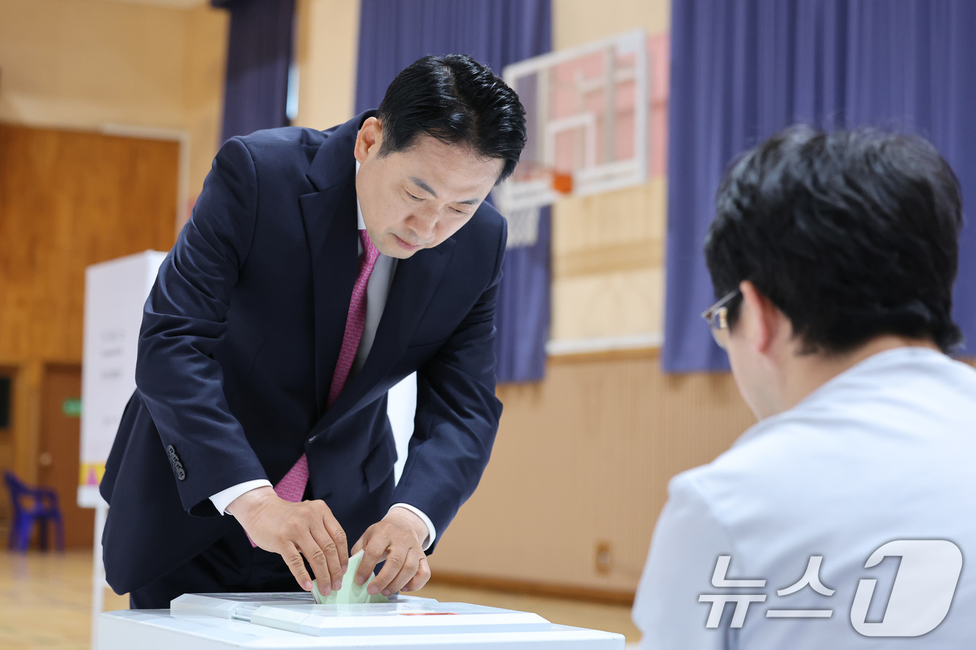(보령=뉴스1) 신웅수 기자 = 장동혁 국민의힘 대표가 3일 충남 보령시 대천여자고등학교에 마련된 제9회 전국동시지방선거 및 국회의원 재·보궐 선거 투표소에서 투표를 하고 있다. …