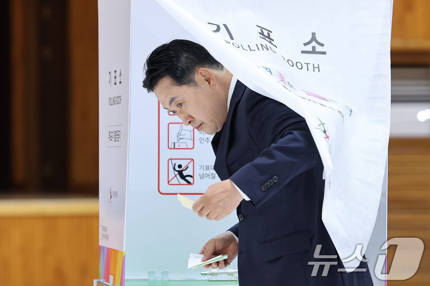 (보령=뉴스1) 신웅수 기자 = 장동혁 국민의힘 대표가 3일 충남 보령시 대천여자고등학교에 마련된 제9회 전국동시지방선거 및 국회의원 재·보궐 선거 투표소에서 투표를 하고 있다. …