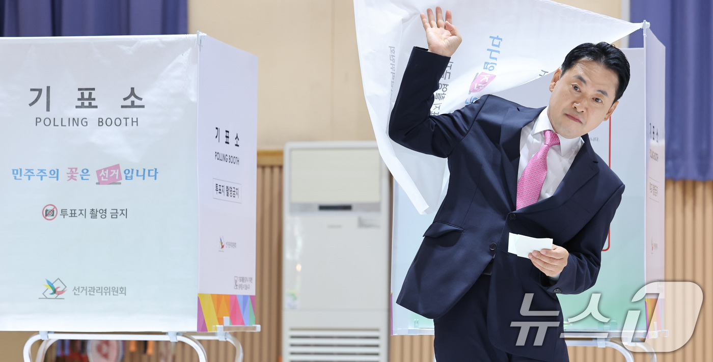 (보령=뉴스1) 신웅수 기자 = 장동혁 국민의힘 대표가 3일 충남 보령시 대천여자고등학교에 마련된 제9회 전국동시지방선거 및 국회의원 재·보궐 선거 투표소에서 투표를 하고 있다. …