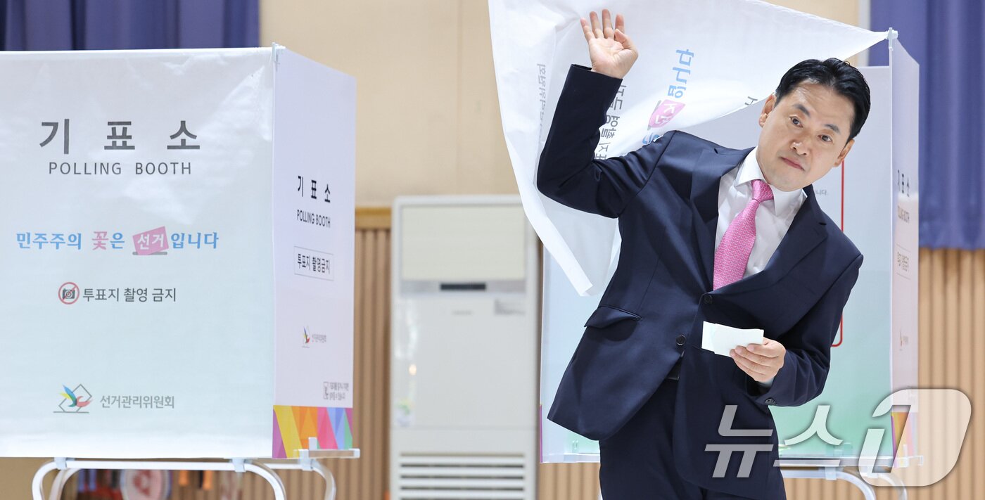본문 이미지 - 장동혁 국민의힘 대표가 3일 충남 보령시 대천여자고등학교에 마련된 제9회 전국동시지방선거 및 국회의원 재·보궐 선거 투표소에서 투표를 하고 있다. 2026.6.3 ⓒ 뉴스1 신웅수 기자