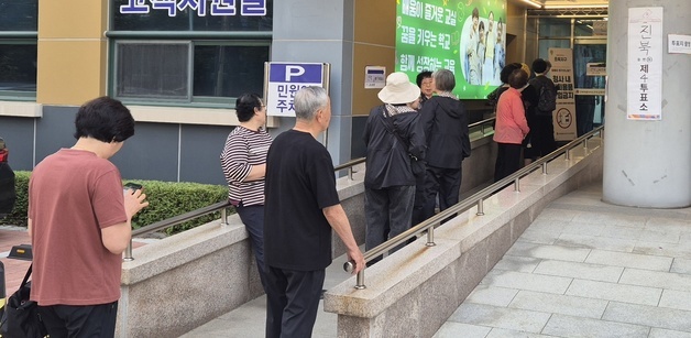 투표소 찾은 유권자