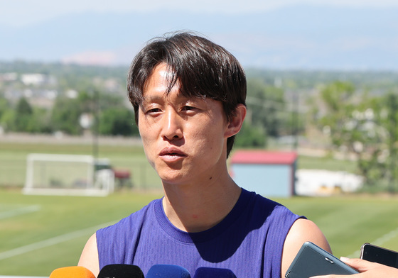 훈련 앞서 인터뷰하는 이재성