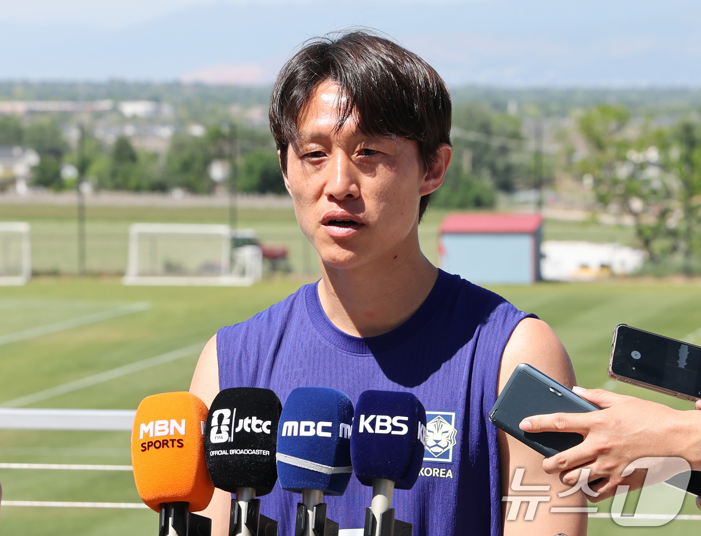(헤리먼(유타주)=뉴스1) 임세영 기자 = 대한민국 축구대표팀 이재성이 2일(현지시간) 미국 유타주 헤리먼에 위치한 자이언스뱅크 트레이닝센터에서 훈련에 앞서 인터뷰를 하고 있다. …