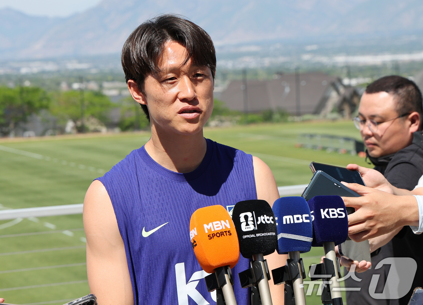 (헤리먼(유타주)=뉴스1) 임세영 기자 = 대한민국 축구대표팀 이재성이 2일(현지시간) 미국 유타주 헤리먼에 위치한 자이언스뱅크 트레이닝센터에서 훈련에 앞서 인터뷰를 하고 있다. …