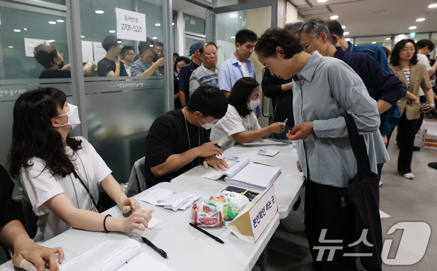 (서울=뉴스1) 오대일 기자 = 제9회 전국동시지방선거 및 국회의원 재·보궐 선거 시작된 3일 오전 서울 동작구 상도4동주민센터에 마련된 투표소에서 유권자들이 한 표를 행사하기 위 …