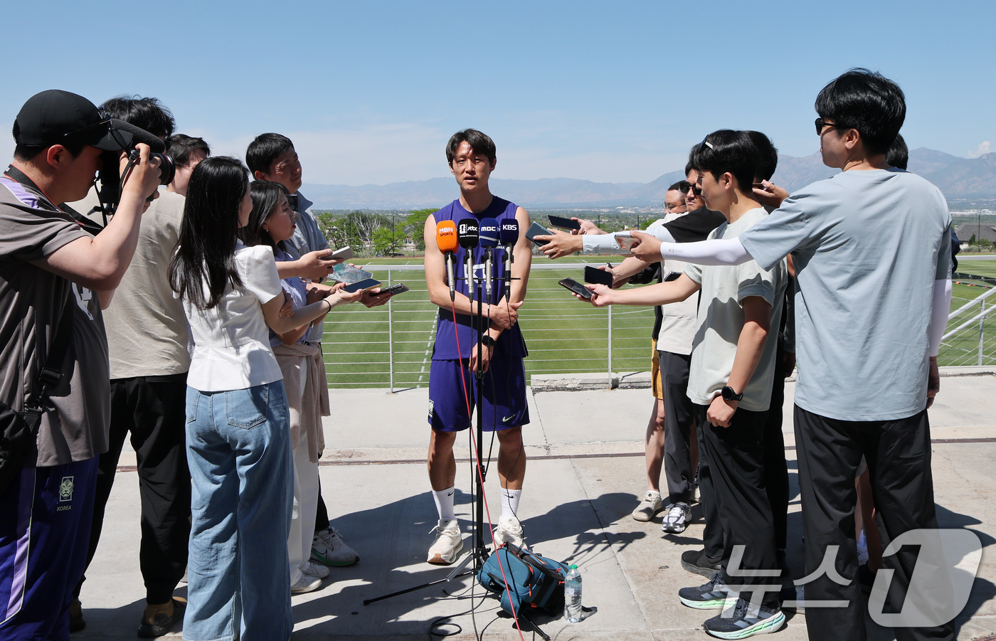 (헤리먼(유타주)=뉴스1) 임세영 기자 = 대한민국 축구대표팀 이재성이 2일(현지시간) 미국 유타주 헤리먼에 위치한 자이언스뱅크 트레이닝센터에서 훈련에 앞서 인터뷰를 하고 있다. …