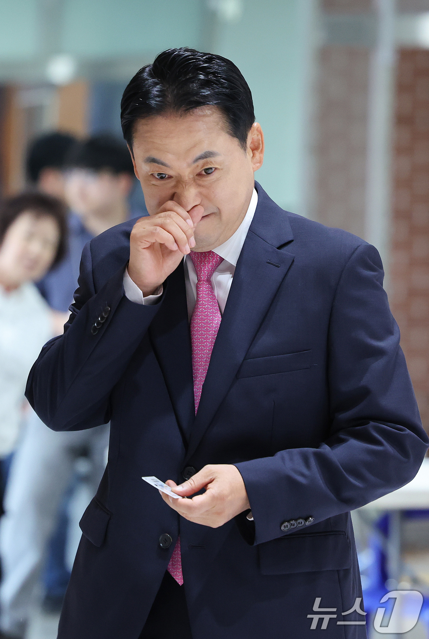 (보령=뉴스1) 신웅수 기자 = 장동혁 국민의힘 대표가 3일 충남 보령시 대천여자고등학교에 마련된 제9회 전국동시지방선거 및 국회의원 재·보궐 선거 투표소에서 투표를 하고 있다. …