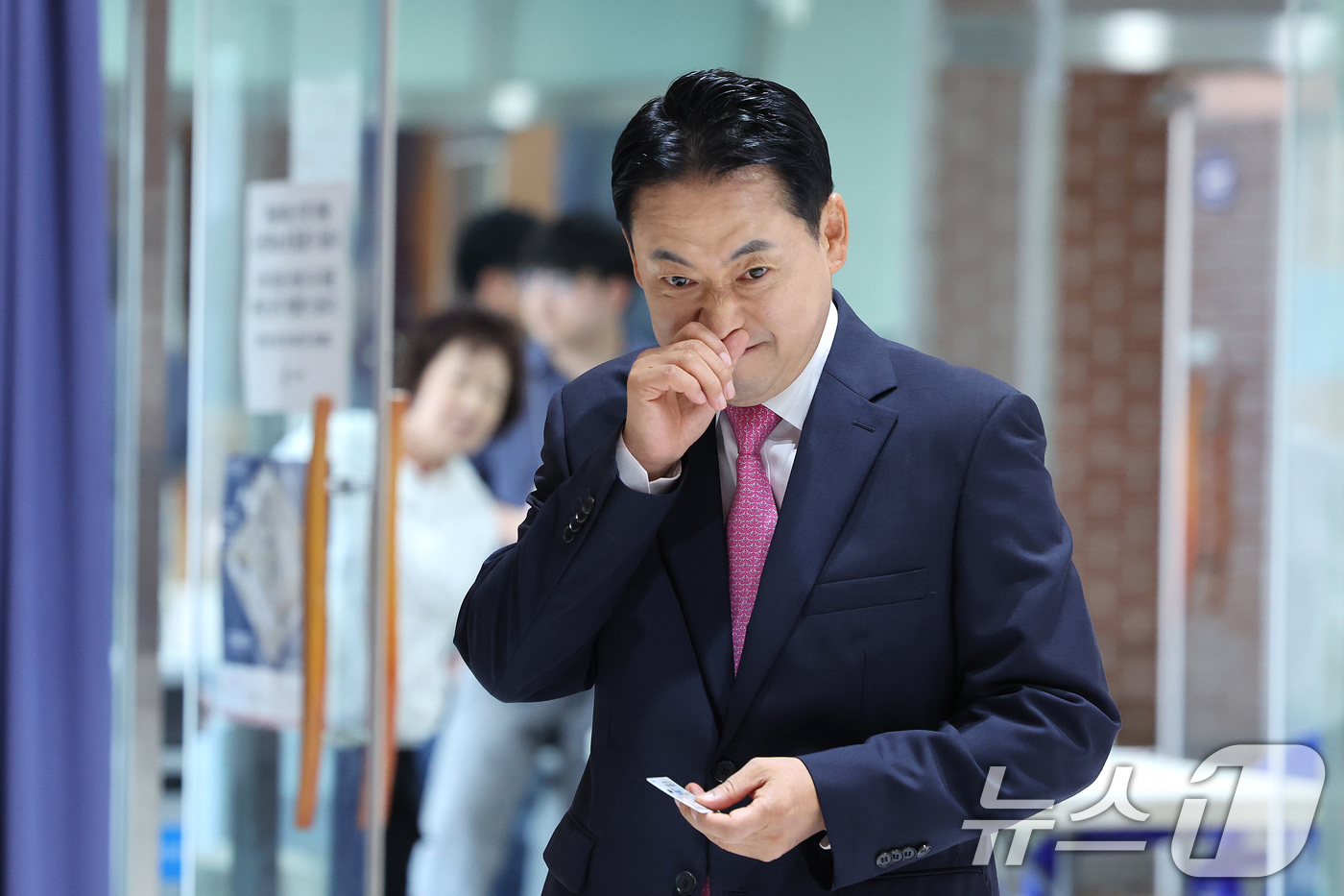 (보령=뉴스1) 신웅수 기자 = 장동혁 국민의힘 대표가 3일 충남 보령시 대천여자고등학교에 마련된 제9회 전국동시지방선거 및 국회의원 재·보궐 선거 투표소에서 투표를 하고 있다. …