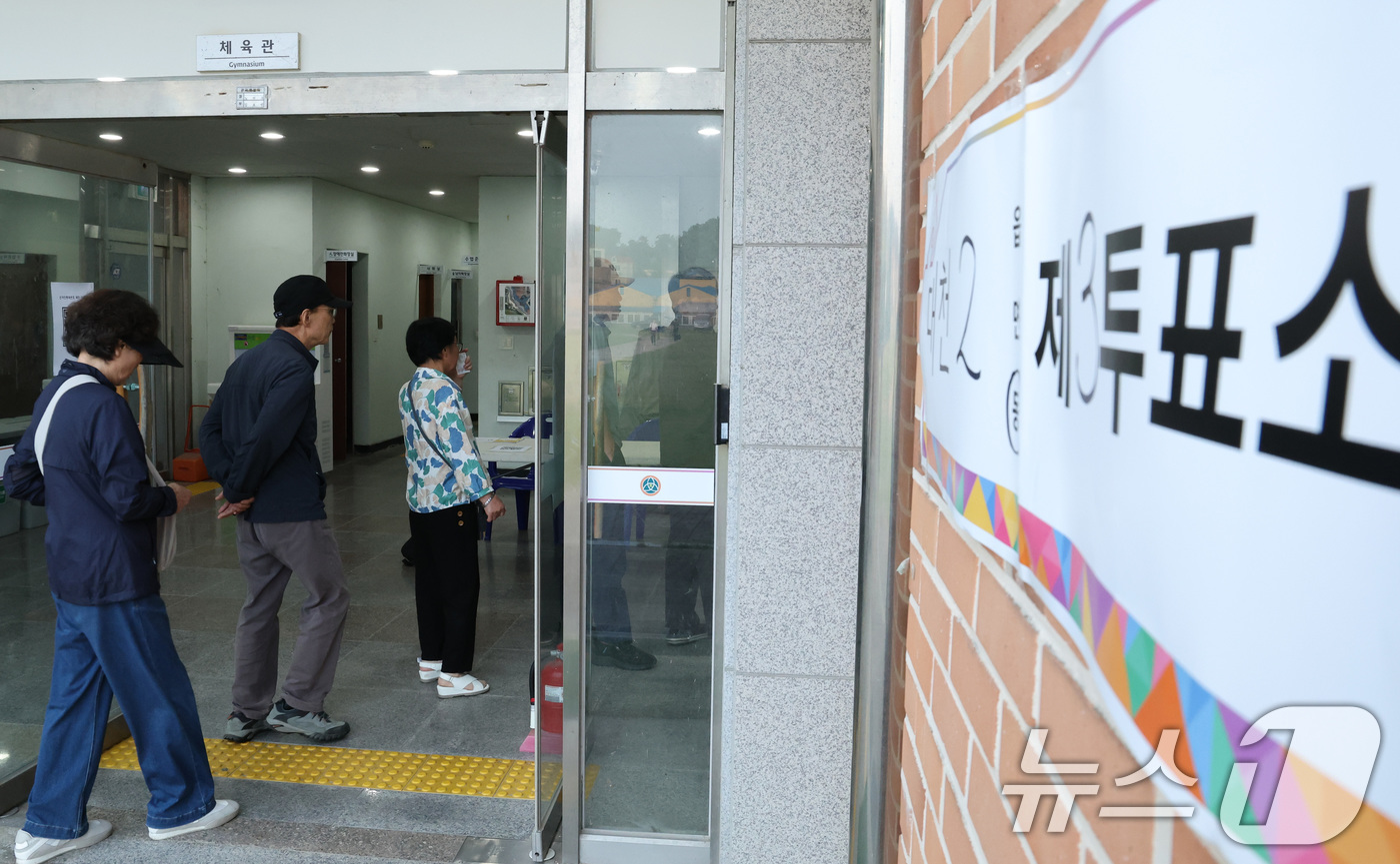 (보령=뉴스1) 신웅수 기자 = 제9회 전국동시지방선거 및 국회의원 재·보궐 선거 시작된 3일 충남 보령시 대천여자고등학교에 마련된 투표소에서 유권자들이 투표하기 위해 줄을 서 있 …