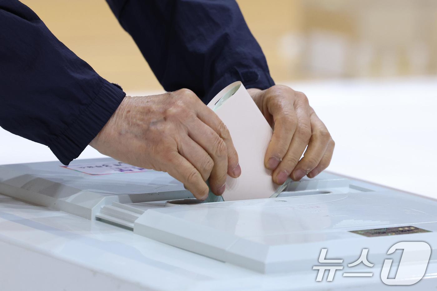 (보령=뉴스1) 신웅수 기자 = 제9회 전국동시지방선거 및 국회의원 재·보궐 선거 시작된 3일 충남 보령시 대천여자고등학교에 마련된 투표소에서 유권자들이 투표하고 있다. 2026. …