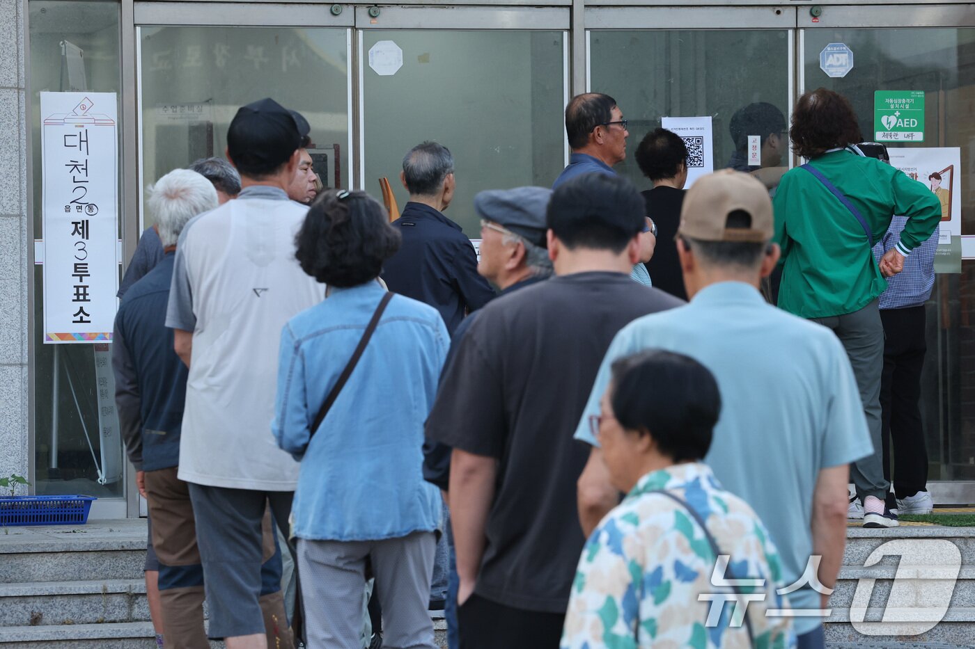 본문 이미지 - 제9회 전국동시지방선거 및 국회의원 재·보궐 선거 시작된 3일 충남 보령시 대천여자고등학교에 마련된 투표소에서 유권자들이 투표하기 위해 줄을 서 있다. 2026.6.3 ⓒ 뉴스1 신웅수 기자